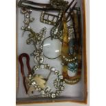 A quantity of costume jewellery. Est. £20 - £30.