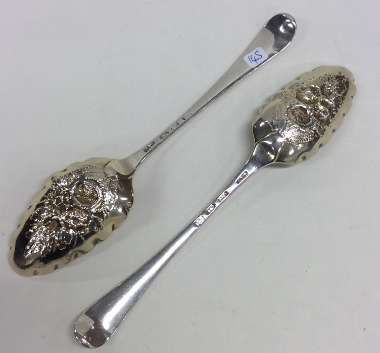 A pair of Georgian silver OE pattern berry spoons - Image 2 of 2