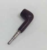 A small novelty pencil in the form of a pipe. Est.