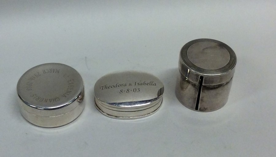 Three heavy silver pill boxes. Approx. 73 grams. E