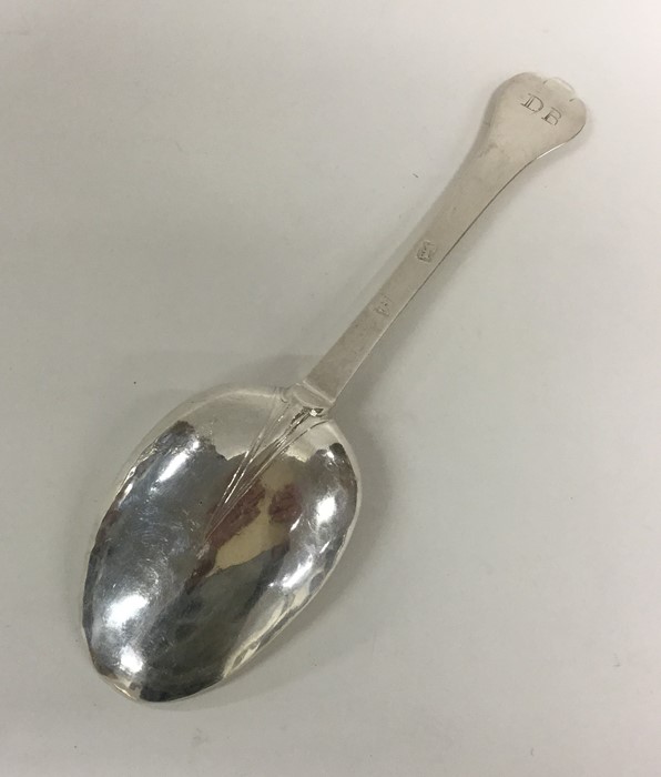 An Antique rat tail / dog nose silver trefid spoon. Londo - Image 2 of 4