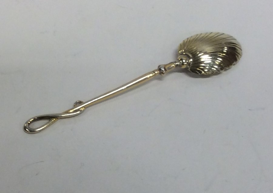 An unusual silver gilt spoon in the form of a whip - Image 2 of 2