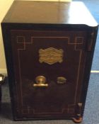 An old metal safe. Est. £40 - £60.