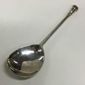 An early 17th Century seal top silver spoon with t