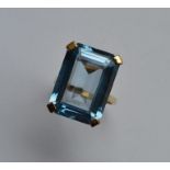 A good large 18 carat gold blue stone ring in face