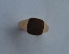 A gent's 9 carat signet ring of plain design. Appr