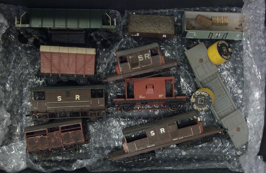 A collection of '00' gauge rolling stock. Est. £30