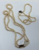 A graduated double string of pearl beads with conc
