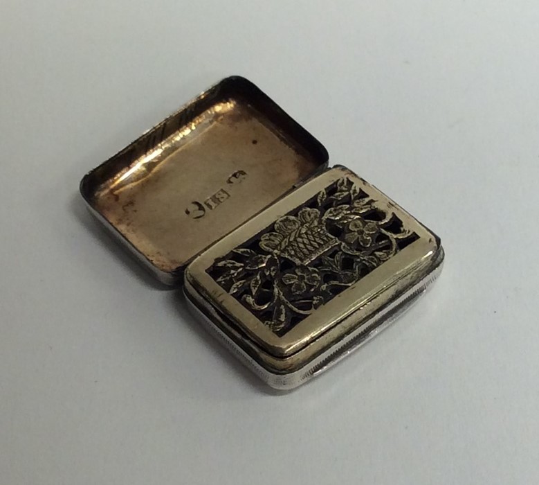 A Georgian silver hinged top vinaigrette with flor - Image 2 of 2