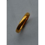 A 22 carat gold plain wedding band. Approx. 2.5 gr