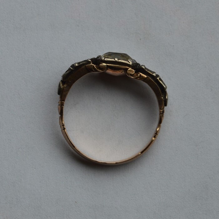 An Antique stone set ring in gold and silver. Appr - Image 2 of 2