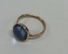 A gold and butterfly wing ring. Approx. 2 grams. E