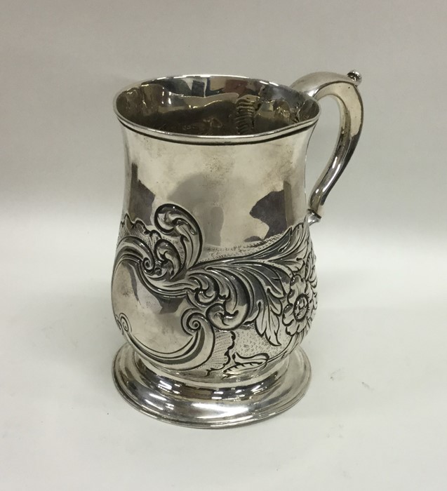 A Georgian chased silver half pint tankard decorat