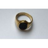 A gent’s 18 carat gold signet ring. Approx. 7 gram