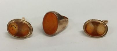 A gold and agate ring together with matching cuffl