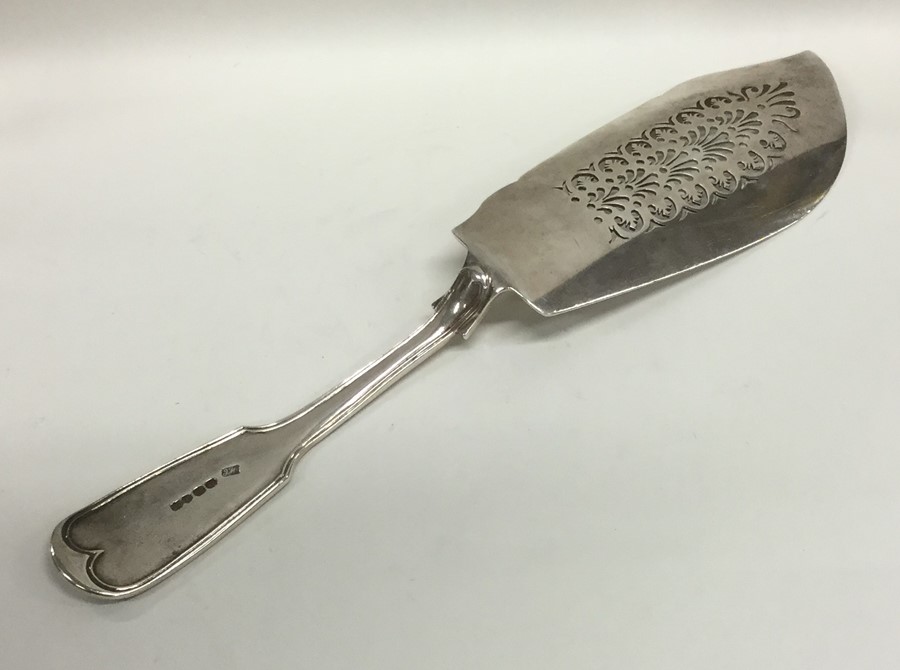 A Georgian silver fiddle and thread fish slice wit - Image 2 of 2