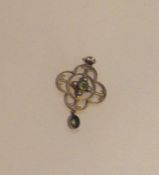 An attractive peridot and pearl pendant with loop