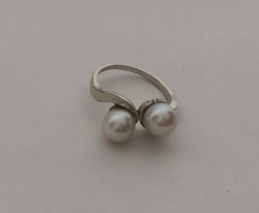 A pearl two stone crossover ring in 14 carat gold. - Image 2 of 2