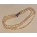 A triple string of pearl beads with gold clasp. Ap