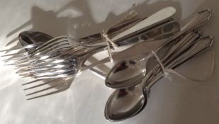 A collection of 800 standard cutlery. Approx. 315