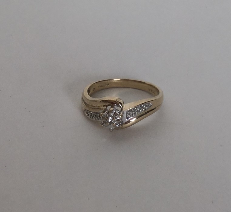 A 9 carat diamond two colour gold crossover ring i - Image 2 of 2