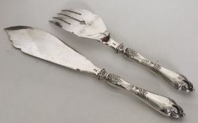 FABERGE: A pair of good silver fish servers with s