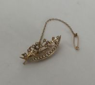 A 15 carat pearl crescent brooch. Approx. 5.6 gram