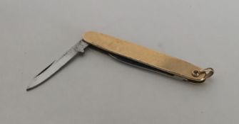 A 12 carat gold folding fruit knife. Approx. 17 gr