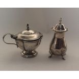 A two piece Edwardian silver cruet. Approx. 154 gr