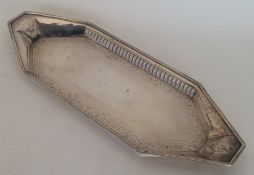 An Edwardian silver snuffer tray with engraved dec