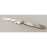 A French silver and MOP butter knife. Approx. 36 g