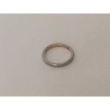A plain gold and platinum wedding band. Approx. 3.