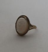 A 9 carat cameo ring depicting a lady. Approx. 4 g