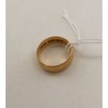 A plain 22 carat gold wedding band. Approx. 5.1 gr