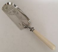 A heavy Edwardian silver crumb scoop attractively