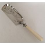 A heavy Edwardian silver crumb scoop attractively