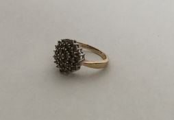 A heavy gold cluster ring. Approx. 4 grams. Est. £