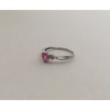 A 9 carat pink sapphire ring. Approx. 1.2 grams. E