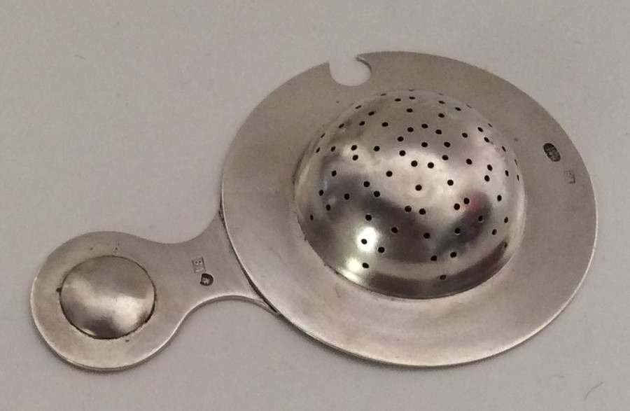 A Russian silver and silver gilt tea strainer. Pun - Image 2 of 2