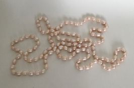 A long string of pearls. Approx. 118 grams. Est. £