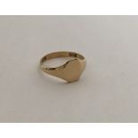 A small 9 carat oval signet ring. Approx. 2.5 gram