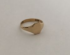 A small 9 carat oval signet ring. Approx. 2.5 gram
