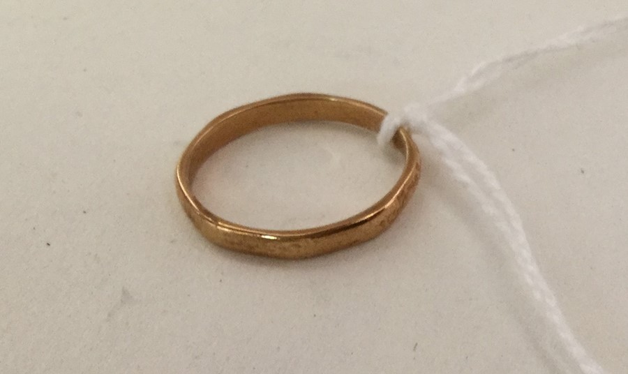 A plain 22 carat gold wedding band. Approx. 2.7 gr