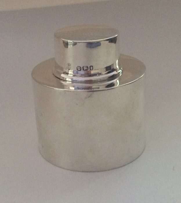 An Edwardian cylindrical silver tea caddy with lif