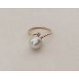 A pearl and diamond cluster ring in 9 carat mount.
