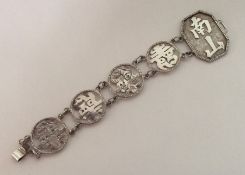 A silver bracelet of Chinese design. Approx. 42 gr