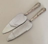 A pair of Queens' pattern silver mounted cake slic