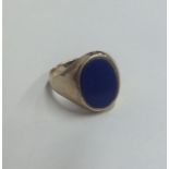 A gent's 9 carat lapis signet ring. Approx. 8 gram