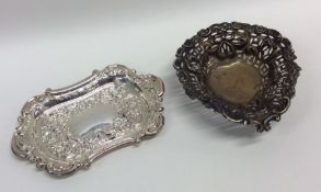 Two silver embossed bonbon dishes. Approx. 46 gram