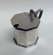 An Edwardian silver mustard pot with hinged lid. B